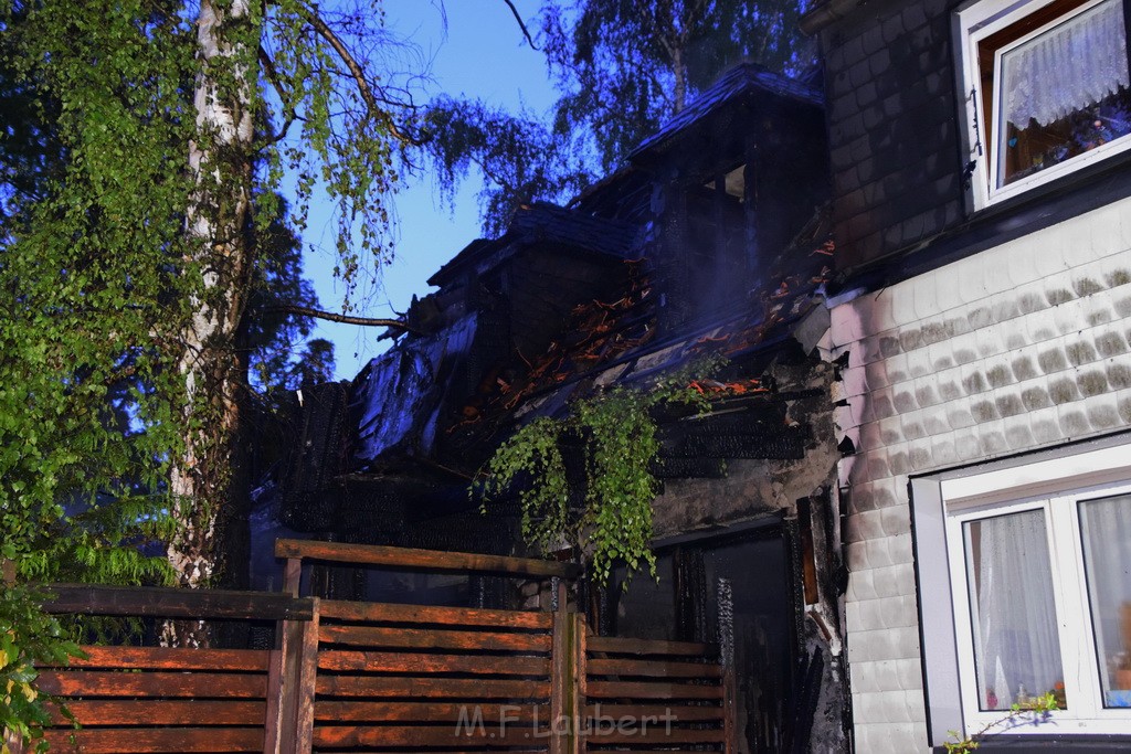 Grossfeuer Einfamilienhaus Siegburg Muehlengrabenstr P0720.JPG - Miklos Laubert